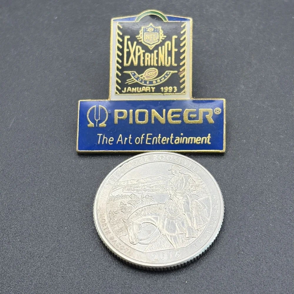 NFL Experience 1993‎ Football Pioneer Art Of Entertainment Sponsor Lapel Hat Pin